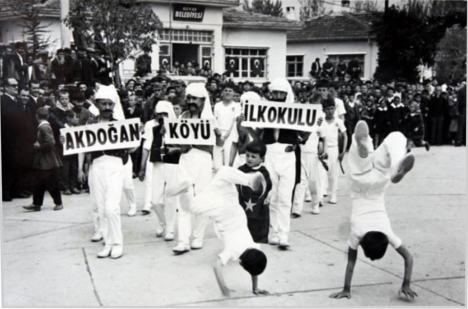 2020/03/1585238672_geyve_meydani23nisan1968.jpg