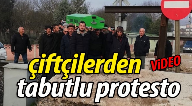 Çiftçilerden tabutlu protesto