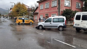 Geyve'de bu kavşakta kaza eksik olmuyor