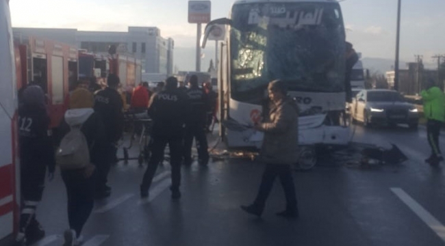 Otobüs TIR'a çarptı: 3'ü ağır 9 yaralı