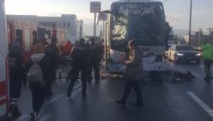 Otobüs TIR'a çarptı: 3'ü ağır 9 yaralı