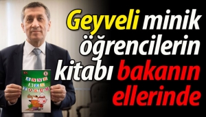Geyveli minik öğrencilerin kitabı bakanın ellerinde