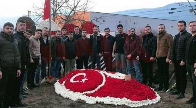 Şehidimizin mezarına karanfillerden Türk Bayrağı yaptılar