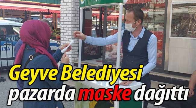Geyve Belediyesi, pazarda maske dağıtıyor