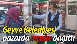 Geyve Belediyesi, pazarda maske dağıtıyor