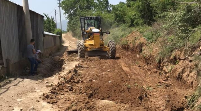 Eşme Mahallesi'nde arazi yolları düzeltildi