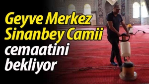 Geyve Merkez Camii cemaatini bekliyor