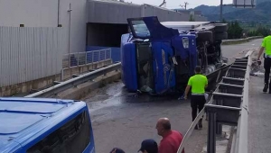 Alkollü sürücü kullandığı TIR'ı devirdi