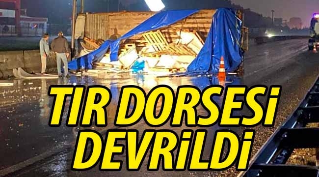 Kirazca'da TIR Dorsesi Devrildi