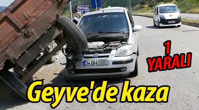 Geyve'de traktör, otomobilin üzerine çıktı: 1 YARALI