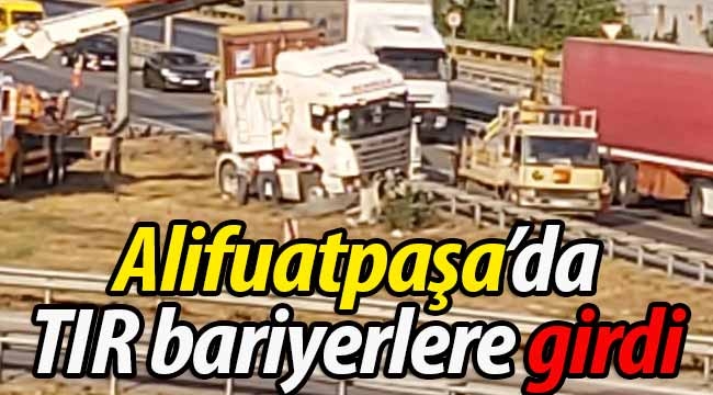 Geyve Alifuatpaşa'da TIR bariyerlere girdi!