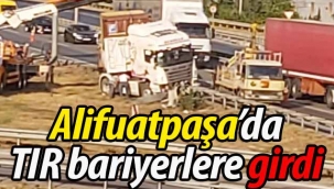 Geyve Alifuatpaşa'da TIR bariyerlere girdi!
