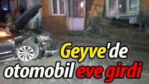 Geyve'de otomobil eve girdi!