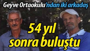 Geyve Ortaokulu'ndan iki arkadaş 54 yıl sonra buluştu