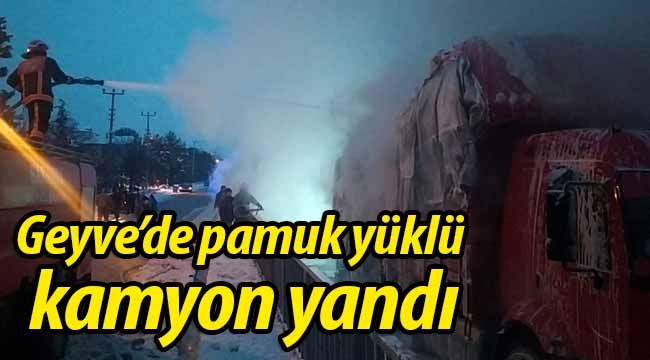Geyve'de pamuk yüklü kamyon yandı!