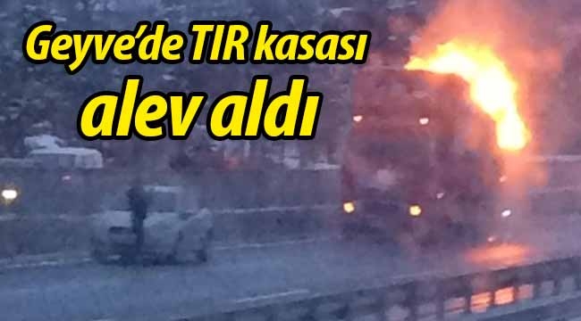 Geyve'de TIR kasası alev aldı