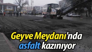 Geyve Meydanı'nda asfalt kazınıyor