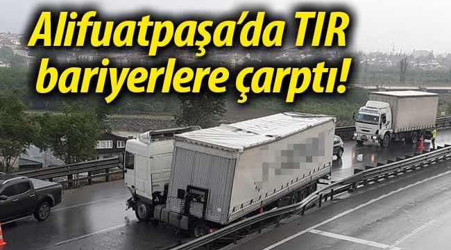 Alifuatpaşa'da TIR bariyerlere çarptı!