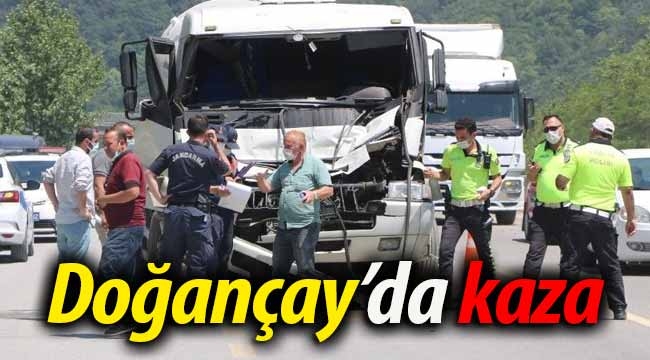 Doğançay'da tanker kamyona çarptı, sürücü sıkıştı