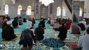 Geyve'de Cuma namazı kurallara uygun kılındı