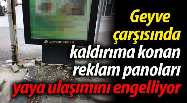 Geyve çarşısında reklam panoları yaya ulaşımını engelliyor