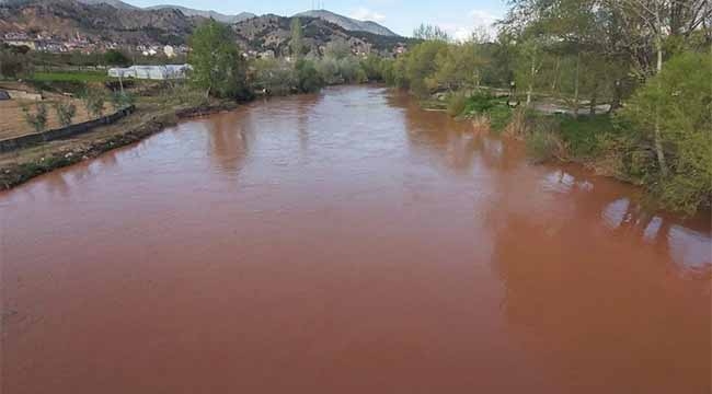Sakarya nehri kızıla boyandı