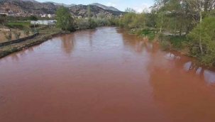 Sakarya nehri kızıla boyandı