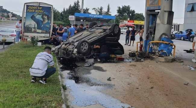 Adliye'de araç akaryakıt istasyonuna çarptı, kurbanlık etler yola saçıldı