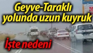 Geyve-Taraklı yolunda uzun araç kuyruğu.. İşte nedeni.