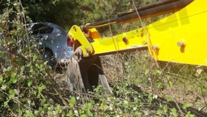 Geyve'de kaza yapan aracı iş makinası kurtardı