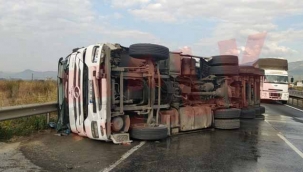 Süt tankeri devrildi. Sütler yola döküldü