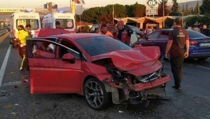 Pamukova'da minibüs otomobile çarptı 2 yaralı!