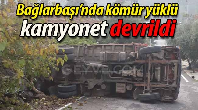 Bağlarbaşı'nda kömür yüklü kamyonet devrildi