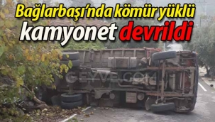 Bağlarbaşı'nda kömür yüklü kamyonet devrildi