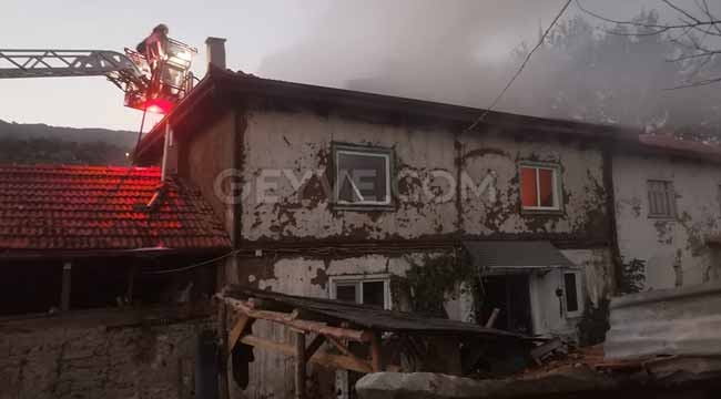 Pamukova'da 2 katlı ahşap evde yangın