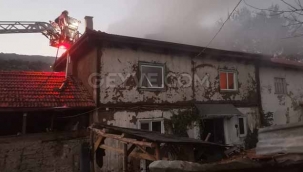 Pamukova'da 2 katlı ahşap evde yangın