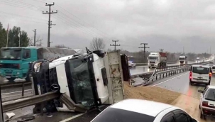 Çakıl yüklü kamyon bariyerlere ok gibi saplandı