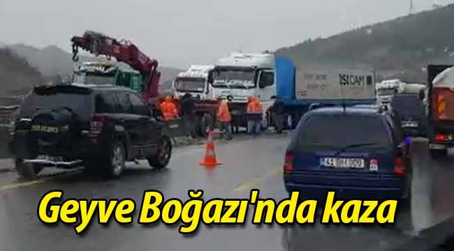 Geyve Boğazı'nda maddi hasarlı kaza