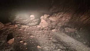 Heyelan köy yolunu kapattı! 