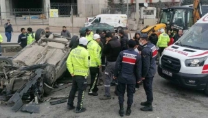 Sakarya plakalı otomobile TIR çarptı