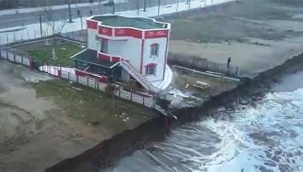 Yıkılmaya 4 metre kaldı