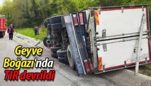 Geyve Boğazı'nda TIR devrildi