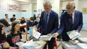 Öğrencilere test kitabı dağıtıldı