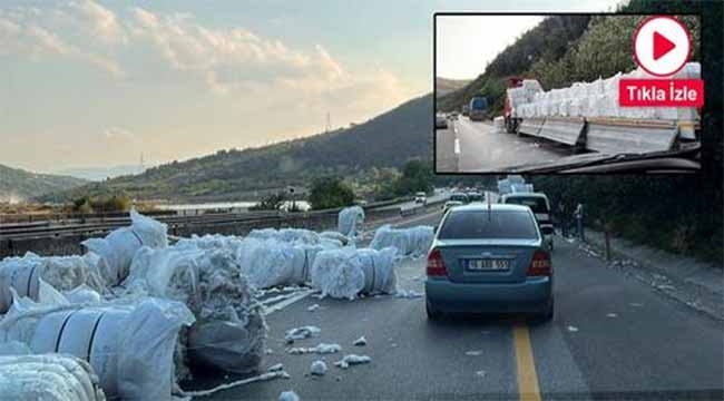 Geyve Boğazı'nda TIR'dan düşen elyaflar yolu kapadı