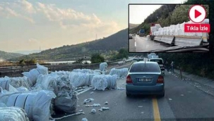 Geyve Boğazı'nda TIR'dan düşen elyaflar yolu kapadı
