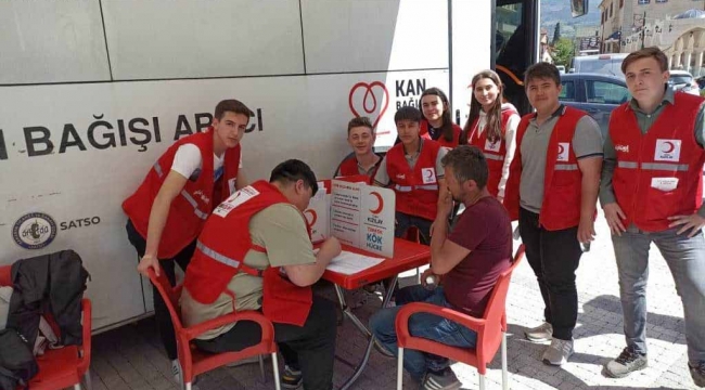 Geyve'de öğrencilerden kan bağışı