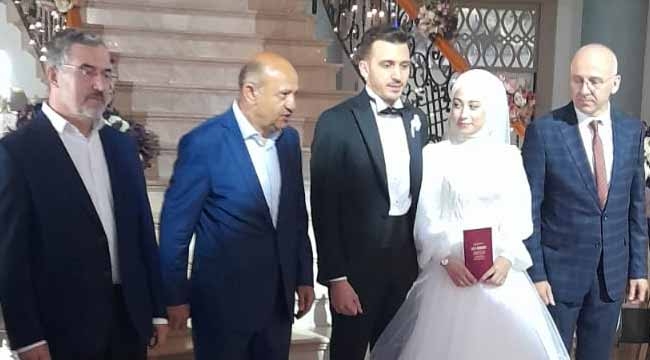 Geyveli Prof.Dr. Ahmet Uysal'ın oğlu evlendi