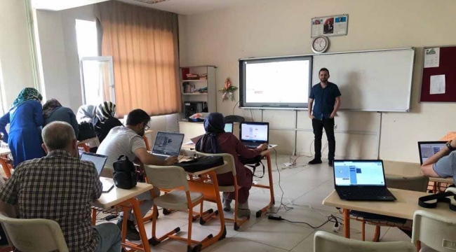 Geyve'de öğretmenlere robotik kursu verildi