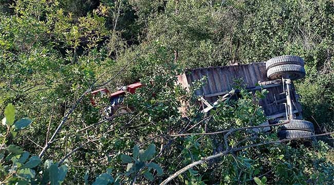 Devrilen traktörden atlayarak canını zor kurtardı!