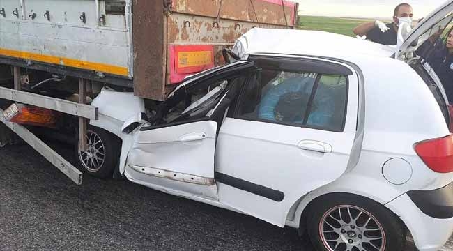 Otomobil TIR'a arkadan çarptı: 2 ölü, 1 yaralı